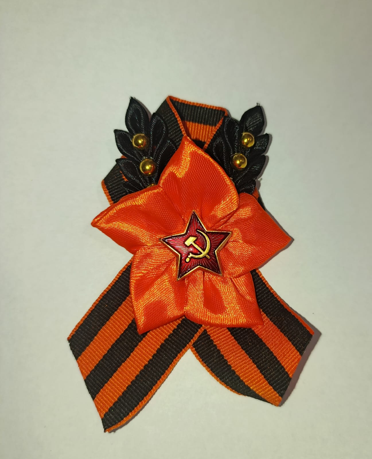 Значок Брошь-3D 'Цветок со звездой и 2 черных колоса' с георгиевской лентой